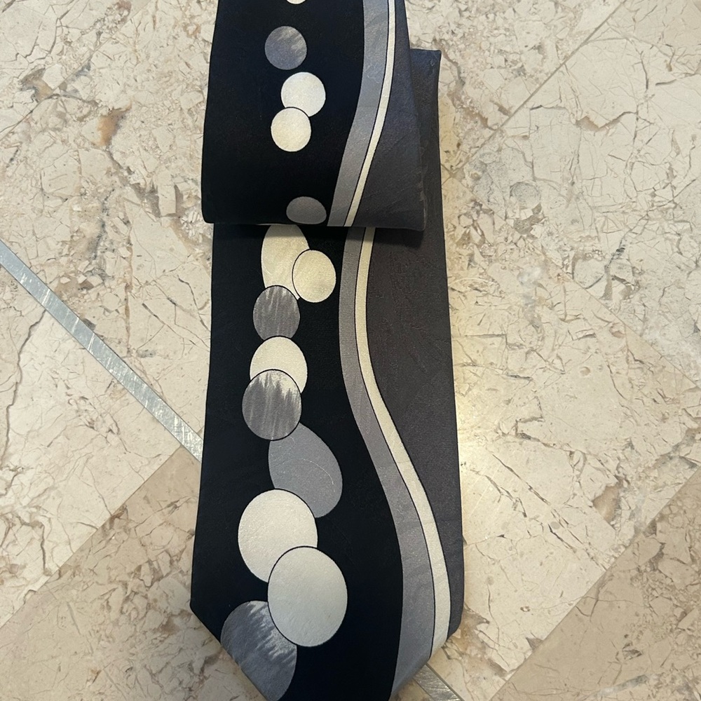 Elegant Silk Tie with Black, Cream and Gray Tones